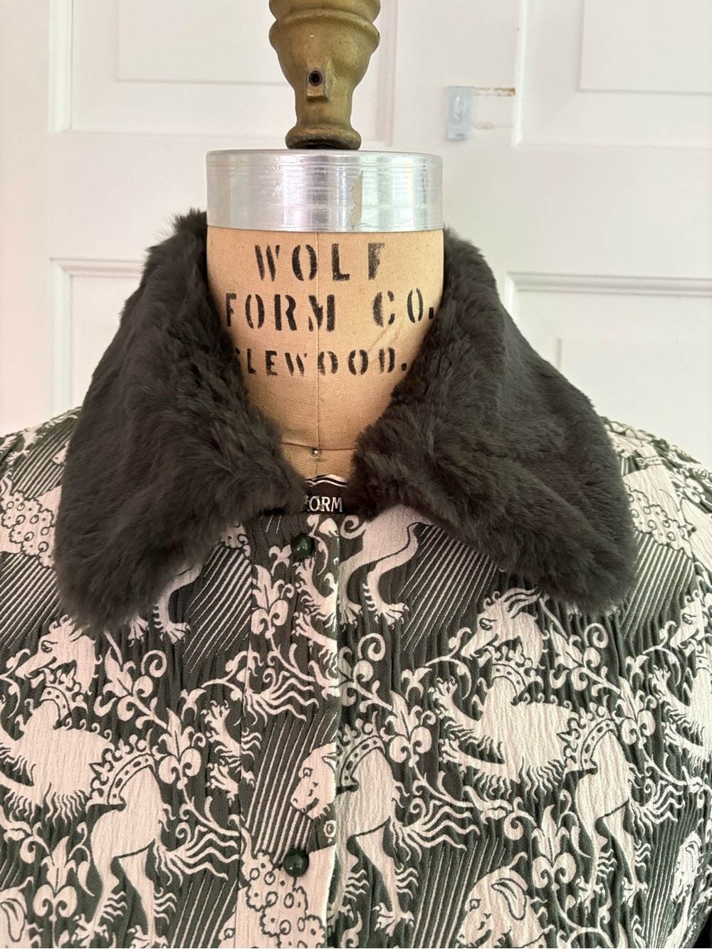 Tory Burch Green and White print Jacket with Dark faux fur collar and mini skirt - Picture 4 of 13